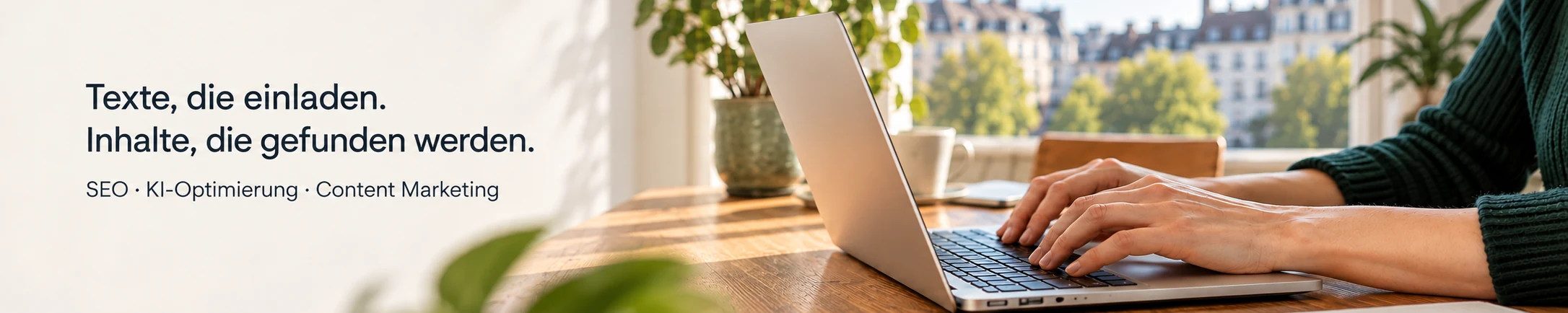 Hände am Laptop mit Stadtblick. Texte, die einladen. Inhalte, die gefunden werden. SEO, KI-Optimierung und Content Marketing.